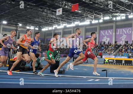 (250323) -- NANCHINO, 23 marzo 2025 (Xinhua) -- Jakob Ingebrigtsen (1° R) di Norvegia gareggia durante la finale maschile dei 1500 m ai Campionati mondiali di atletica leggera indoor 2025 a Nanchino, nella provincia cinese di Jiangsu, 23 marzo 2025. (Xinhua/li Bo) Foto Stock