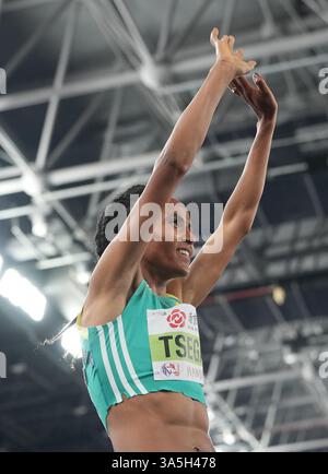 (250323) -- NANCHINO, 23 marzo 2025 (Xinhua) -- Gudaf Tsegay dell'Etiopia reagisce dopo la finale femminile dei 1500 m ai Campionati mondiali di atletica leggera indoor 2025 a Nanchino, nella provincia cinese di Jiangsu, 23 marzo 2025. (Xinhua/li Bo) Foto Stock