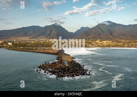 Kahului Bay Maui Hawaii in avvicinamento al porto di Kahului West Maui Mountains (Mauna Kahalawai), Pu'u Kukui, vulcano Puu Kukui, febbraio 6,2025, foto di scorta Foto Stock