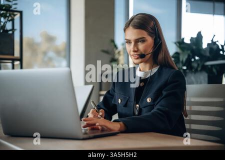 Call Center, in cuffie. La donna lavora in ufficio. Foto Stock