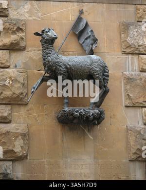 Firenze, FI, Italia - 2 marzo 2025: Statua dell'agnello simbolo delle Gilde DI LANA a Firence City nel Medioevo chiamata ARTE DELLA LANA nel muro Foto Stock