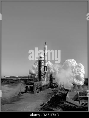 Lancio della missione NASA Gemini 5, gli astronauti Gordon Cooper e Pete Conrad in una missione da record (per l'epoca) il 21 agosto 1965. Qui, un razzo Titan II lancia la missione Gemini 5 in arrivo. Il programma Gemini fu il secondo programma di volo spaziale umano della NASA, che fungeva da ponte tra i programmi Mercury e Apollo. La NASA lanciò la navicella Gemini 5 il 21 agosto 1965 alle 0900 EST in una missione pianificata di otto giorni dal complesso 19. La prima missione spaziale della NASA di 8 giorni del 1965. Gemini 5 è stato lanciato dal Launch Complex 19 (LC-19) presso Cape Kennedy Air Force Station, Florida, 21 agosto 1965 Foto Stock