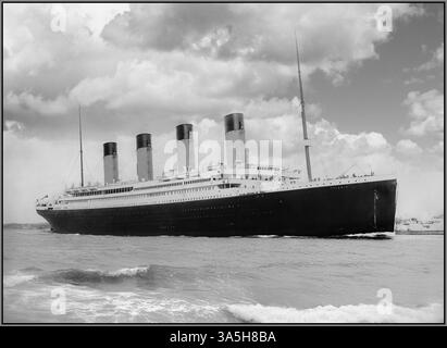 RMS Titanic con partenza da Southampton per prelevare passeggeri a Cherbourg, prima di iniziare il suo fatidico viaggio inaugurale a New York. RMS Titanic 10 aprile 1912 viaggio inaugurale in partenza, salpando da Southampton nel Regno Unito per il suo fatidico viaggio inaugurale a New York, dove affondò tragicamente 5 giorni dopo il 15 aprile con enormi perdite di vite umane dopo aver colpito un iceberg. Foto Stock