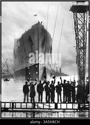 LO SCALO DI LANCIO DEL TRANSATLANTICO QUEEN MARY 1934 Cunard White Star Line lanciò RMS Queen Mary. I lavoratori navali in primo piano la sconvolgono. La costruzione della nave, allora nota solo come "Hull Number 534", iniziò nel dicembre 1930 sul fiume Clyde, in Scozia, presso il cantiere navale John Brown & Company di Clydebank. Le fotografie della RMS Queen Mary sul fiume Clyde, mostravano la nave senza imbuti, e i documenti storici mostrano che la "sistemazione" degli interni era ancora da fare. La nave fu finalmente completata nel 1936 ed era pronta per il suo viaggio inaugurale a New York alla fine di maggio 1936. Foto Stock