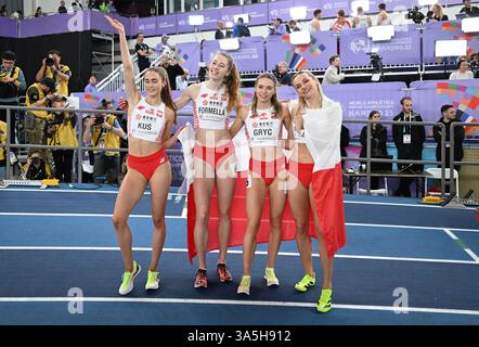 (250323) -- NANCHINO, 23 marzo 2025 (Xinhua) -- Medaglia d'argento della Polonia posa per le foto dopo la finale femminile di staffetta 4x400 m ai Campionati mondiali di atletica leggera indoor 2025 a Nanchino, provincia cinese di Jiangsu, 23 marzo 2025. (Xinhua/Song Yanhua) Foto Stock