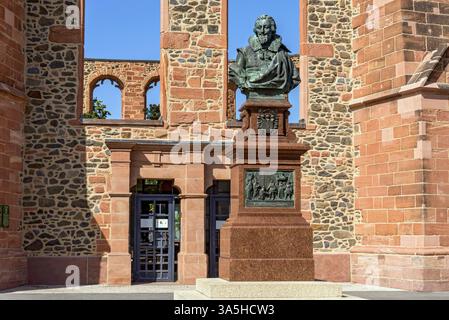 Chiesa vallone-olandese, doppia chiesa, rovine, gotico, monumento, busto in bronzo del conte Filippo Ludovico II di Hanau-Muenzenberg, città vecchia, Hanau, Assia, Germ Foto Stock