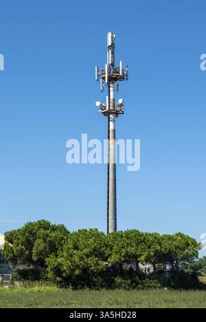 Antenna 5G fuori città. Antenna GSM in natura. Nuova tecnologia 5G per Internet. Nuova torre trasmettitore e nuovi alberi Foto Stock