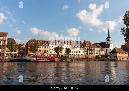 STRASBURGO, FRANCIA - 19 SETTEMBRE 2024: Canale, caffè a bordo della barca ed edifici storici a Strasburgo, Francia Foto Stock