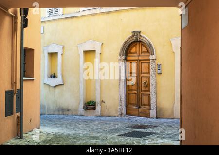 Tipica facciata italiana con porta. Casa italiana. Stile e ornamenti tradizionali Foto Stock