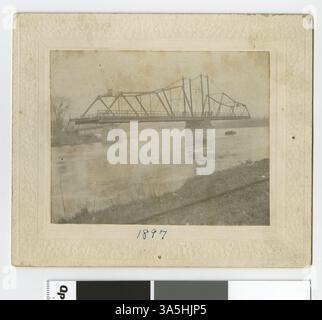 Questa fotografia mostra il Broadway Bridge sul fiume Minnesota a St. Peter. Il ponte oscillante, in uso da 1887 a 1929, è raffigurato in posizione aperta. Foto Stock
