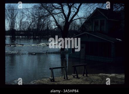 Questa fotografia mostra una casa inondata durante l'alluvione del 1965 sulla Highway 99 a St. Peter, situata all'estremità orientale del Broadway Bridge sul fiume Minnesota. Foto Stock