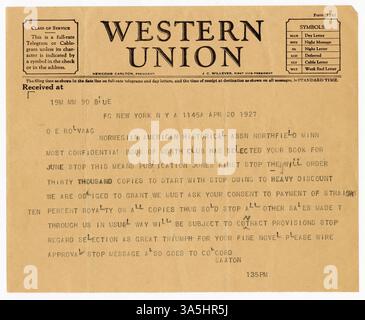 Un telegramma inviato da Eugene Saxton, vicepresidente della Harper & Brothers, a Ole Rølvaag, informandolo che "Giants in the Earth" fu selezionato per il Book of the Month Club e ne ordinò 30.000 copie. Foto Stock