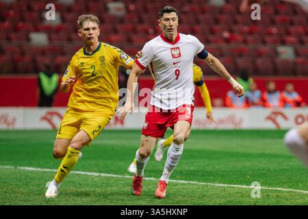 Artemijus Tutyskinas (L) della Lituania e Robert Lewandowski (R) della Polonia sono visti in azione durante le qualificazioni europee per il mondo FIFA C 2026 Foto Stock