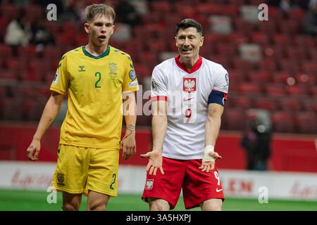 Artemijus Tutyskinas (L) della Lituania e Robert Lewandowski (R) della Polonia sono visti in azione durante le qualificazioni europee per il mondo FIFA C 2026 Foto Stock