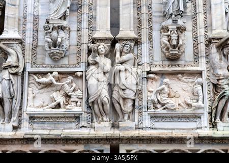 Sculture di santi e figure bibliche sulla facciata del Duomo di Milano, Milano, Lombardia, Italia Foto Stock