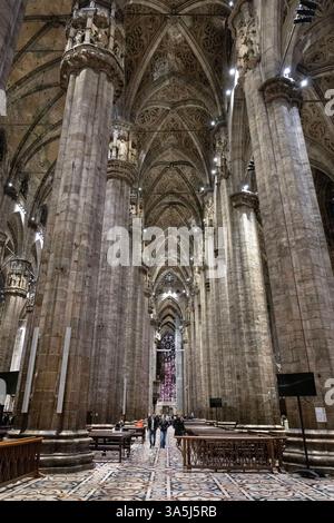 Colonne monumentali all'interno della navata del Duomo di Milano, Milano, Lombardia, Italia Foto Stock