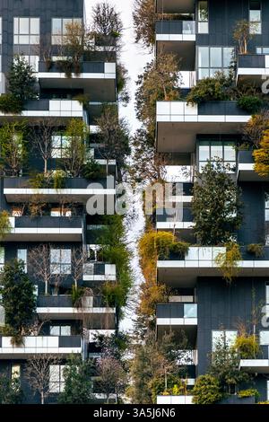 Primo piano delle torri residenziali del Bosco verticale, porta nuova, Milano Italia Foto Stock