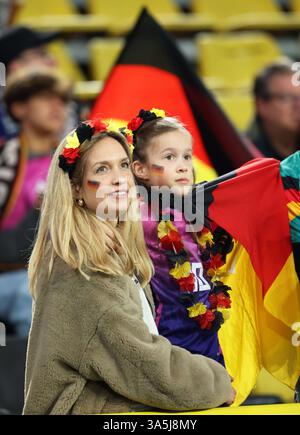 Dortmund, Germania. 23 marzo 2025. Calcio: Nations League A, Germania - Italia, play-off round, quarti di finale, andata, Signal Iduna Park, tifosi tedeschi in attesa dell'inizio della partita. Credito: Christian Charisius/dpa/Alamy Live News Foto Stock