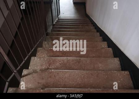 Strada pubblica degradata Foto Stock