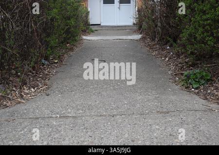 Strada pubblica degradata Foto Stock