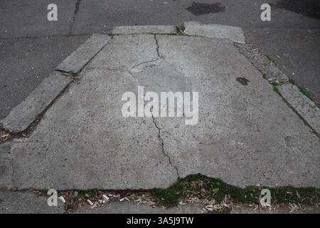 Strada pubblica degradata Foto Stock