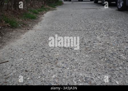 Strada pubblica degradata Foto Stock