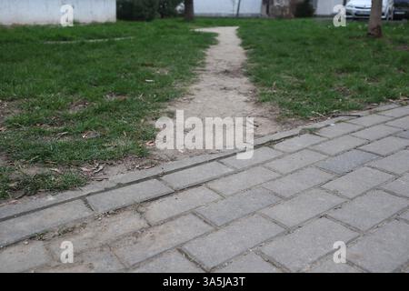 Strada pubblica degradata Foto Stock