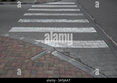 Strada pubblica degradata Foto Stock