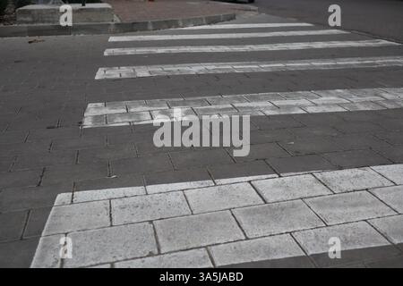 Strada pubblica degradata Foto Stock