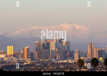Skyline di Los Angeles con montagne innevate in lontananza Foto Stock