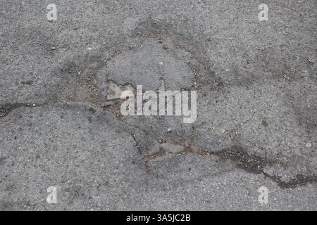 Strada pubblica degradata Foto Stock