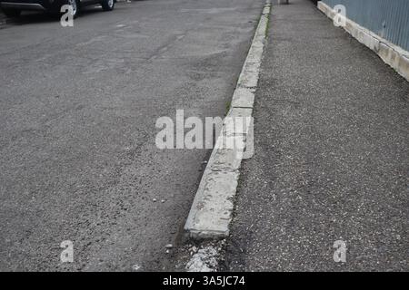 Strada pubblica degradata Foto Stock