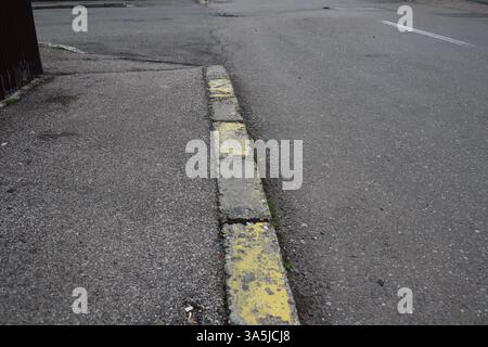 Strada pubblica degradata Foto Stock
