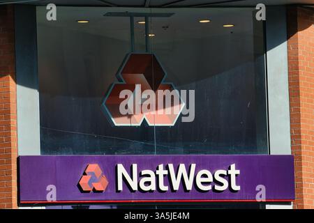 Vista esterna di una filiale della banca NatWest con il suo logo e la segnaletica ben visibili. Materiali da costruzione e finestre visibili a Manchester, Regno Unito. Foto Stock