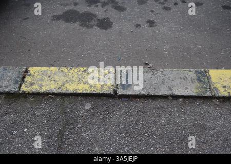 Strada pubblica degradata Foto Stock