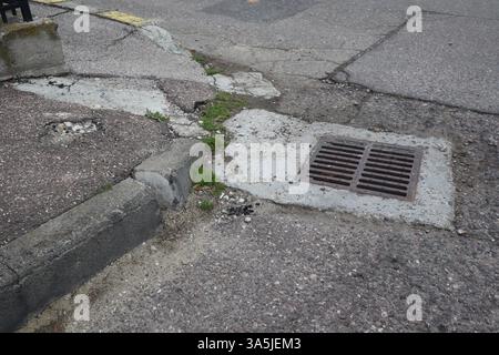 Strada pubblica degradata Foto Stock