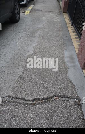 Strada pubblica degradata Foto Stock