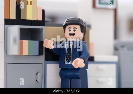Tambov, Federazione Russa - 19 marzo 2025 Un uomo d'affari LEGO felice che riceve cartelle con documenti da un armadietto. Primo piano. Foto Stock