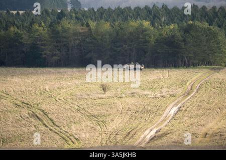 L'esercito britannico Supacat Coyote 6x6 si muove attraverso la campagna Foto Stock