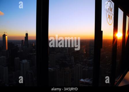Il sole tramonta sullo skyline di Chicago, visto dal John Hancock Center Foto Stock
