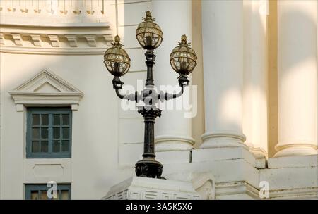 Dunbar Square, Bhaktapur, Nepal - 11 febbraio 2025 - metallo ornato e vetro che creano tre tonalità su un lampione di metallo Foto Stock