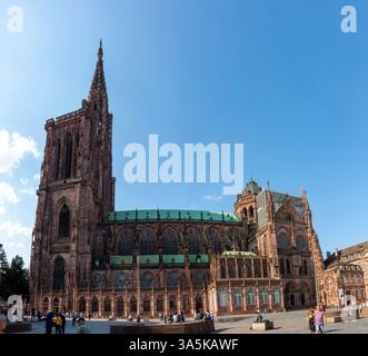 STRASBURGO, FRANCIA - 19 SETTEMBRE 2024: La maestosa cattedrale di Strasburgo, in Francia, presenta la sua impressionante architettura gotica Foto Stock