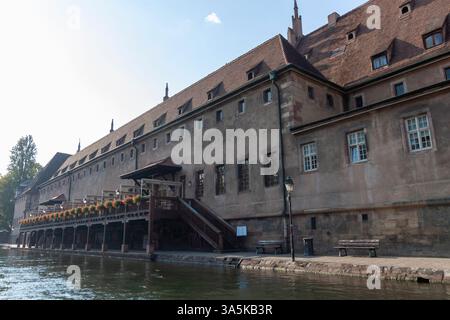 STRASBURGO, FRANCIA - 19 SETTEMBRE 2024: Ancienne Douane (Vecchia Dogana) a Strasburgo, Francia, in mostra la sua architettura storica Foto Stock