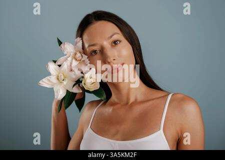 Una bella giovane donna e' nello studio sullo sfondo. Foto Stock