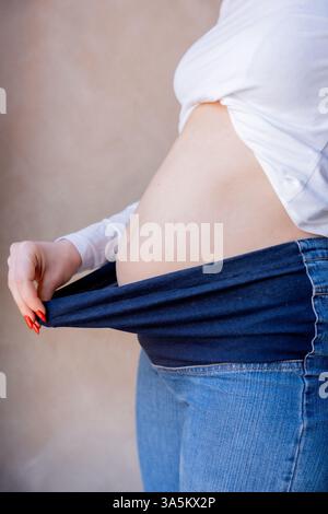 Comfort per la pancia della donna incinta con pantaloni elastici per maternità Foto Stock