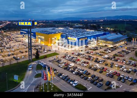 Vista dall'alto del negozio Ikea con posti auto e atmosfera notturna. Torino, Italia - 22 marzo 2025 Foto Stock