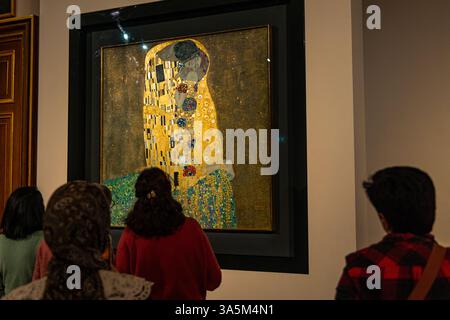02-22-2025, Vienna, i turisti apprezzeranno l'arte del capolavoro di Gustav Klimt il bacio al museo del Palazzo Belvedere di Vienna, Austria, durante un Foto Stock