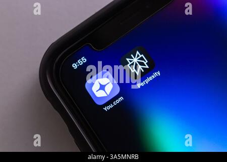 Su un iPhone, le icone delle app You.com e Perplexity appaiono fianco a fianco, mostrando due protagonisti di spicco nel panorama dei motori di ricerca ai in rapida crescita Foto Stock