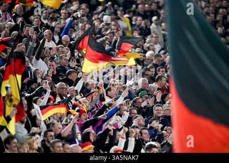 Dortmund, Germania. 23 marzo 2025. Calcio: Nations League A, Germania - Italia, play-off round, quarti di finale, andata, Signal Iduna Park, gli spettatori fanno il tifo per la loro squadra. Crediti: Fabian Strauch/dpa/Alamy Live News Foto Stock