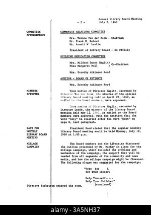 I 1960 verbali della riunione del Consiglio di amministrazione della Biblioteca pubblica di Minneapolis, che discute la governance della biblioteca, la pianificazione finanziaria e lo sviluppo del programma. Foto Stock